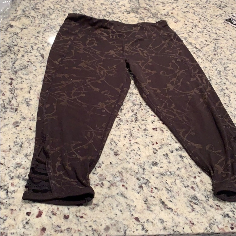 Cropped yoga pants. Black splatter pattern.